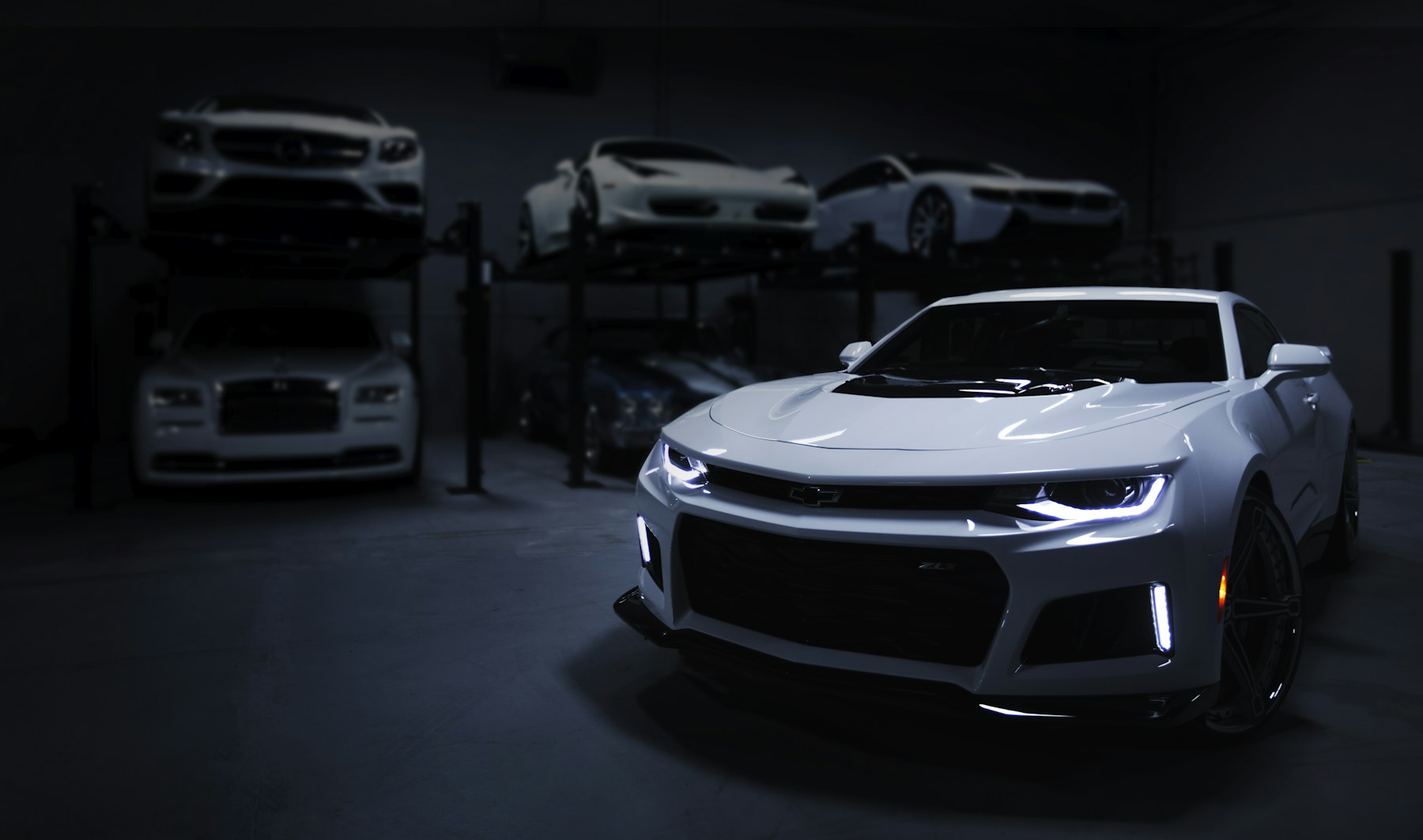 Xe coupe cao cấp trong ánh sáng tương phản mạnh